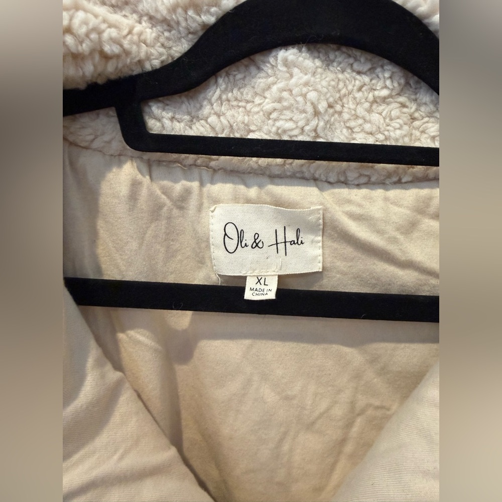 Oli & Hali Oversized Sherpa Vest - Picture 4 of 7